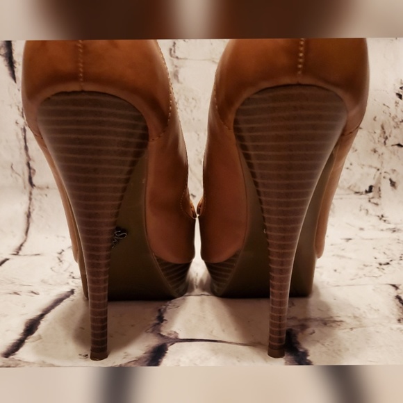 Simply Vera Peep Toe Leather Heels - Picture 3 of 4